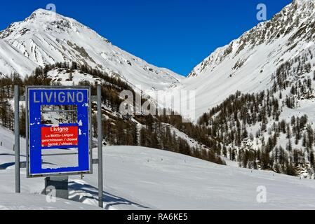 La fermeture d'hiver des routes entre La Motta et Livigno à travers le col Forcola di Livigno en raison de risques d'avalanche, La Motta Banque D'Images