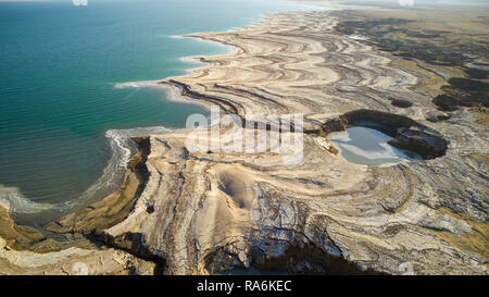 Photographie aérienne avec un drone. Portrait d'évier trous sur la rive de la Mer Morte, en Israël. L'évier trous sont causés par le recul rapide w