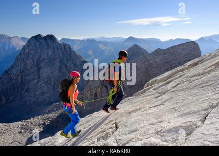 Guide de montagne de guider une jeune femme sur une courte corde à travers un rocher, Wiederroute, Watzmann, Schönau am Königssee Banque D'Images