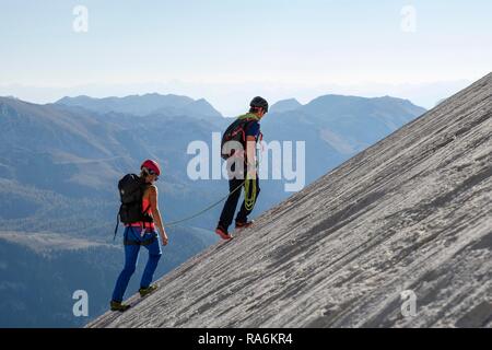 Guide de montagne de guider une jeune femme sur une courte corde à travers un rocher, Wiederroute, Watzmann, Schönau am Königssee Banque D'Images