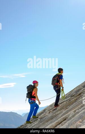 Guide de montagne de guider une jeune femme sur une courte corde à travers un rocher, Wiederroute, Watzmann, Schönau am Königssee Banque D'Images
