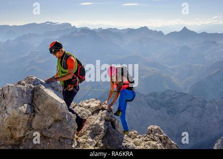 Guide de montagne de guider une jeune femme sur une courte corde à travers un rocher, Wiederroute, Watzmann, Schönau am Königssee Banque D'Images