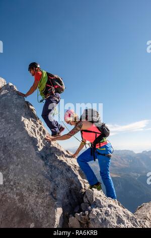 Guide de montagne de guider une jeune femme sur une courte corde à travers un rocher, Wiederroute, Watzmann, Schönau am Königssee Banque D'Images