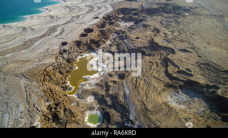 Photographie aérienne avec un drone. Portrait d'évier trous sur la rive de la Mer Morte, en Israël. L'évier trous sont causés par le recul rapide w Banque D'Images