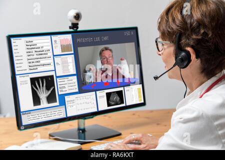 Photo symbole pour la télémédecine, médecin dans une pratique, communique avec le patient via une webcam, les données des patients et sur les résultats Banque D'Images