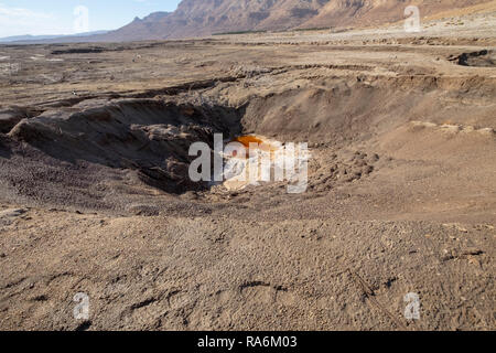 Israël, la Mer Morte une dépression causée par le recul de niveau d'eau de la Mer Morte. Une eau chaude du printemps remplit le trou Banque D'Images