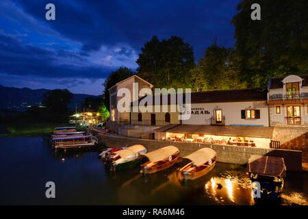 Des bateaux d'excursion au crépuscule, Virpazar, le lac de Skadar, Parc National Skadarsko Jezero, le lac de Skadar, près de Bar, Monténégro Banque D'Images