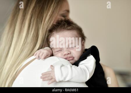 Mother holding baby, 4 semaines, Bade-Wurtemberg, Allemagne Banque D'Images