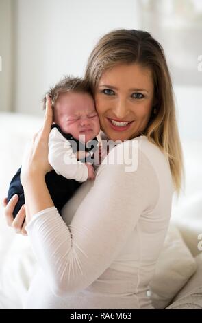 Mother holding baby, 4 semaines, Bade-Wurtemberg, Allemagne Banque D'Images