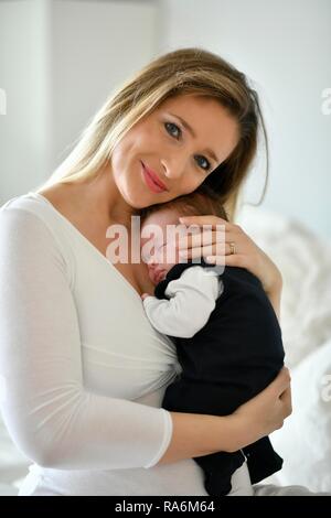 Mother holding baby, 4 semaines, Bade-Wurtemberg, Allemagne Banque D'Images