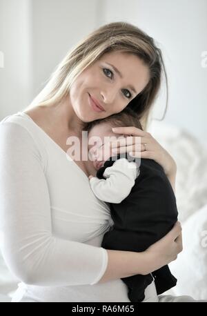 Mother holding baby, 4 semaines, Bade-Wurtemberg, Allemagne Banque D'Images