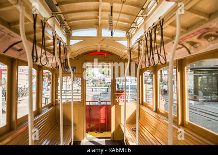 Détail de l'intérieur de l'une des voitures de tramway cable car de San Francisco, Californie, USA Banque D'Images