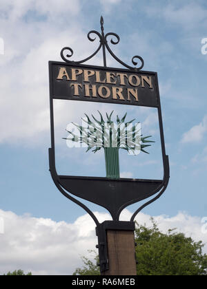 Panneau du village d'Appleton Thorn, Warrington, Cheshire, Angleterre, Royaume-Uni. Banque D'Images