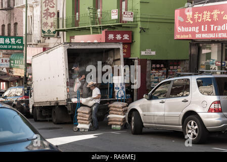 Décharger des marchandises les travailleurs d'un camion dans la région de Chinatown à San Francisco, Californie, USA Banque D'Images