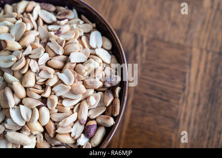 L'Arachide arachides rôties nigériane sur l'affichage dans un bol Banque D'Images