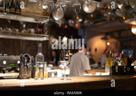 Comptoir Bar avec des verres à vin et d'arrière-plan flou Banque D'Images