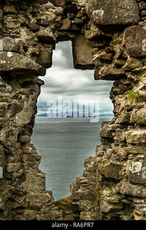 Vue panoramique à travers la fenêtre en Pierre à Duntulm Castle à la côte de l'île de Skye en Ecosse Banque D'Images