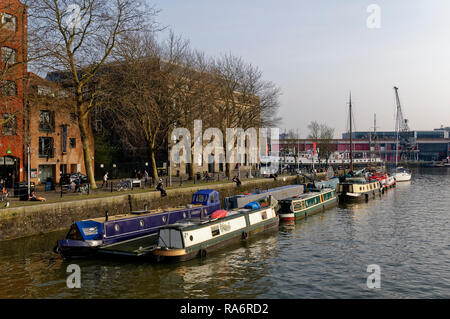 St Augustine's Reach et Arnolfini, Bristol City Docks vu de Pero's Bridge avec Balmoral et M jeter en arrière-plan Banque D'Images