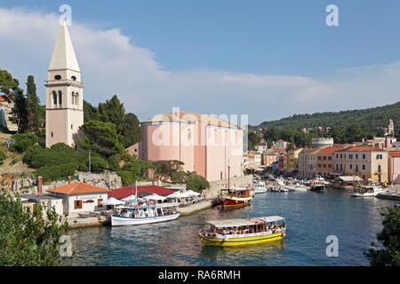 L'église de Saint Antoine et le port, Veli Losinj, golfe de Kvarner, Croatie Banque D'Images