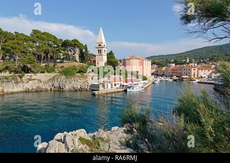 L'église de Saint Antoine et le port, Veli Losinj, golfe de Kvarner, Croatie Banque D'Images