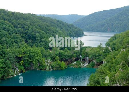 Vue sur le parc national des Lacs de Plitvice, Plitvicer Seen, Kroatien, Croatie Banque D'Images