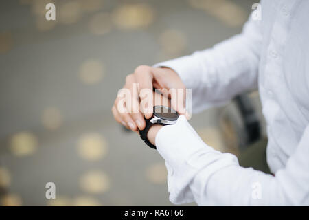 Close up d'un bel homme élégant rouler à vélo. Banque D'Images