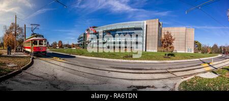 Saint Louis, MO--Nov 24, 2018 ; panorama de la station museum et rouge et jaune chariot boucle que fait la navette entre forest park et university city. Banque D'Images