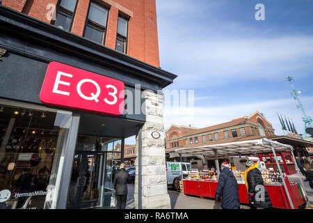 OTTAWA, CANADA - 11 NOVEMBRE 2018 : EQ3 logo devant leur magasin local au centre-ville d'Ottawa, Ontario. EQ3 est une chaîne de magasins de mode de vente Banque D'Images