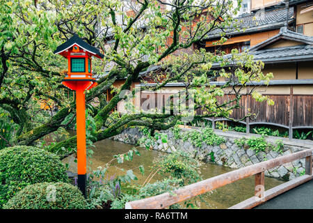 Rue traditionnel japonais Shirakawa de Gion à Kyoto, Japon Banque D'Images