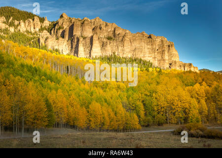 Colorado belle journée d'automne le long d'une route de terre sur l'extérieur du col Owl Creek Colorado Ridgway Banque D'Images