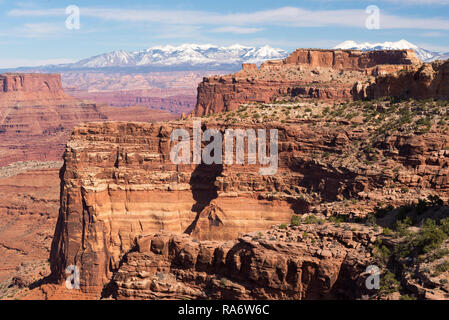 Shafer Canyon Overlook Canyon dans le Parc National des terres de l'Utah. Dans le quartier de l'île ciel a une grande vue sur les montagnes de La Salle. Banque D'Images