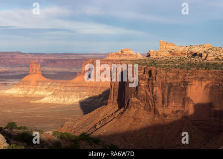 Canyonlands National Park situé dans le centre-sud de l'Utah avec une vue sur la Tour de chandelier. La Green River est situé à l'intérieur de ce vaste canyon. Banque D'Images