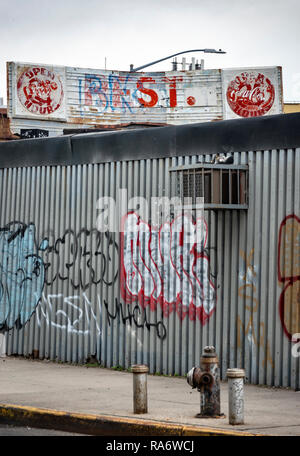 Un vieux panneau disant Coca Cola reste, au-dessus d'une ancienne salle à manger avec des murs en carton ondulé à Bushwick, Brooklyn, New York City USA Banque D'Images