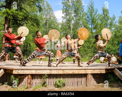 Petropavlovsk-Kamchatsky, Russie - le 12 juillet 2018 : les danses des peuples indigènes du Kamchatka, performance théâtrale dans le parc central de Pe Banque D'Images