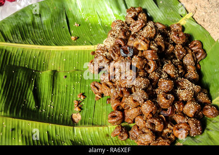 Myanmar traditionnels desserts sucrés sur feuilles de bananier dans l'un des marchés Banque D'Images