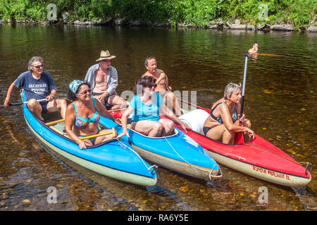 Personnes âgées groupe de personnes âgées canoë rivière, vieillissement actif, personnes âgées actives en vacances femmes flottant rivière européenne seniors tchèques seniors Banque D'Images