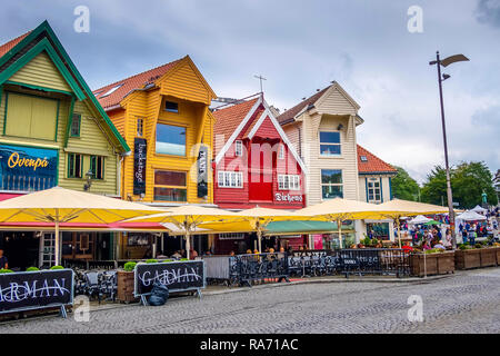 Stavanger, Norvège - Août 2, 2018 Ville : vue sur la rue avec des gens, café, restaurants et maisons traditionnelles en bois coloré à la promenade près de Harbour Banque D'Images