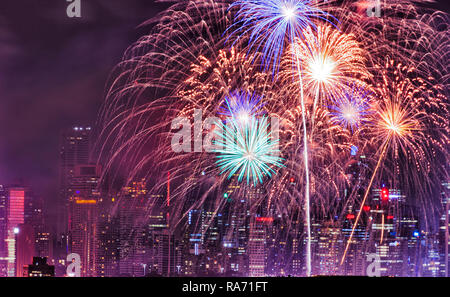 Close-up vue fragment de nouvelle année d'artifice de minuit dans la ville de Sydney contre les tours à bureaux de CBD sous ciel sombre avec une lumière vive Banque D'Images