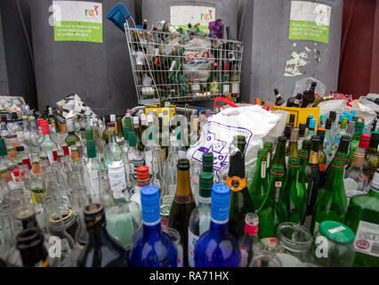 Bouteilles devant une banque de bouteilles dans un centre de recyclage dans un supermarché près de Bracknell, Berkshire, après la période de Noël et du nouvel an. Banque D'Images