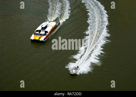 Un hors-bord et un ferry CityCat sur le fleuve de Brisbane, Brisbane, Queensland, Australie Banque D'Images