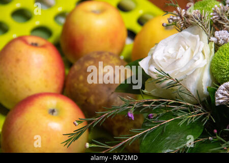 Beau bouquet de fleurs blanches avec ranunculus renoncule, direction générale de l'épinette vert sur fond flou trou vert clair parsemé la plaque avec la pomme et la poire fruits Banque D'Images