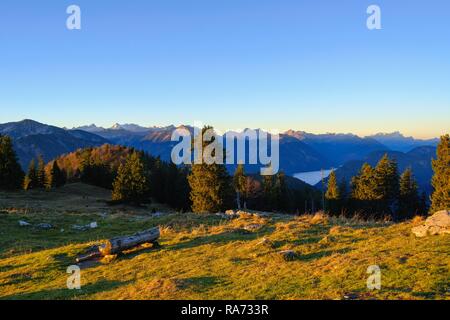 Lever du soleil sur la haute alp près de Bad Tölz, vue de Montagnes de Karwendel et Zugspitze, Isarwinkel, Haute-Bavière, Bavière Banque D'Images