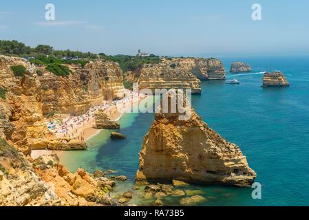 Plage, mer turquoise, Praia da Marinha, robuste côte rocheuse de grès, formations rocheuses dans la mer, Algarve, Lagos Banque D'Images