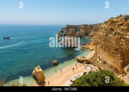 Plage, mer turquoise, Praia da Marinha, robuste côte rocheuse de grès, formations rocheuses dans la mer, Algarve, Lagos Banque D'Images