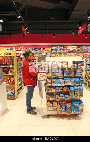 Boutique de jouets. Magasin de jouets. À l'intérieur de magasin de jouets. Lignes d'étagères avec des jouets. La joie des enfants. Large choix de jouets pour enfants en magasin. Shop pour les enfants Banque D'Images