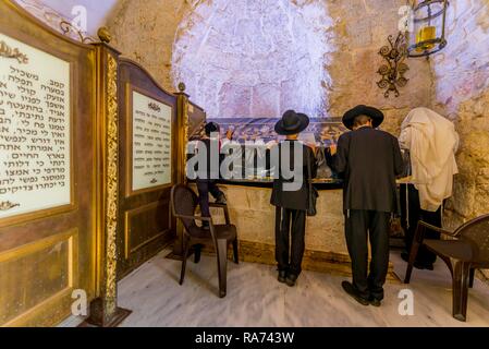 Les Juifs orthodoxes priant devant la tombe de David, tombe du roi biblique David, cité de David, Jérusalem, Israël Banque D'Images