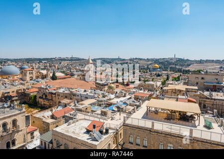 L'église du Rédempteur et le Dôme du rocher dans la mer de maisons, vue sur la vieille ville de Jérusalem, Israël Banque D'Images