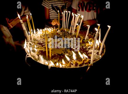 La lumière des bougies, bougies, sacrificiel chapelle de Saint Helena, Chapelle du Saint Sépulcre, Jérusalem, Israël Banque D'Images