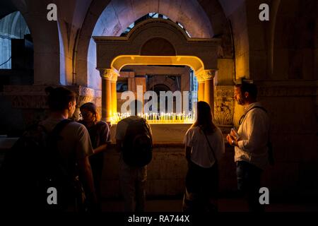 Culte avec bougies sacrificielle, Sainte-Hélène Chapelle, tombeau Chapelle, Jérusalem, Israël Banque D'Images