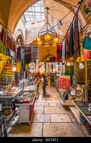 Ruelle étroite avec les étals du marché, marché, vieille ville, Jérusalem, Israël Banque D'Images